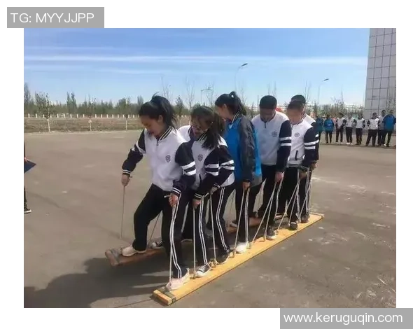 六年级学生创意足球画作展现青春活力与团队精神的艺术之旅